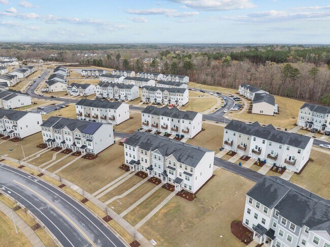 Building Photo - Raleigh Living Made Easy – 3BR Townhome w/ Amenities & Prime Location