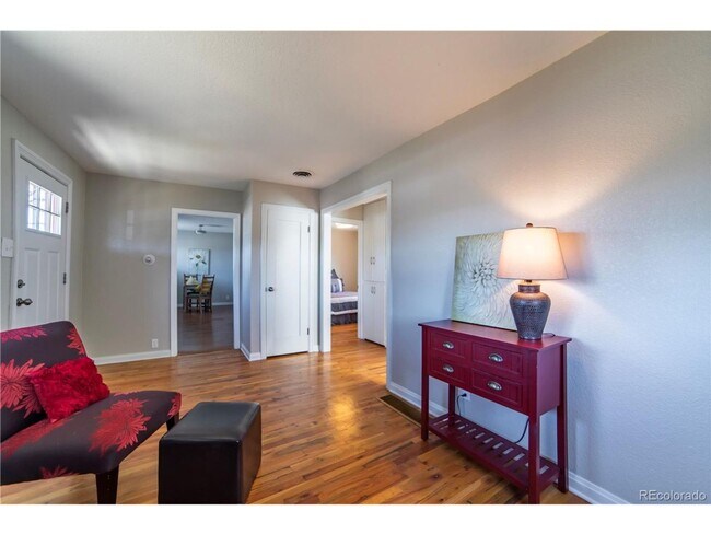 Building Photo - Nicely Remodeled 2 bedroom Bungalow.