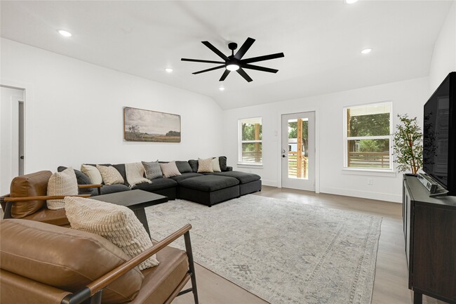 Building Photo - 1008 Danube St