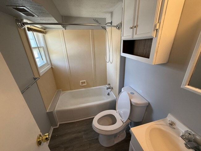 Building Photo - Updated 1-Bedroom with Private Fenced Yard...