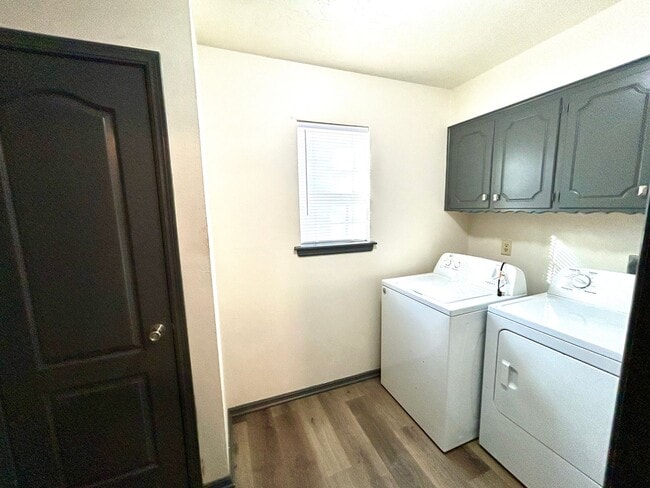 Building Photo - 3804 SE Dorchester Dr