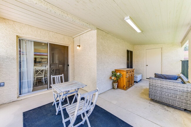 Building Photo - 1120 N Val Vista Dr