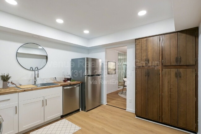 Building Photo - 590 Sarah Ln