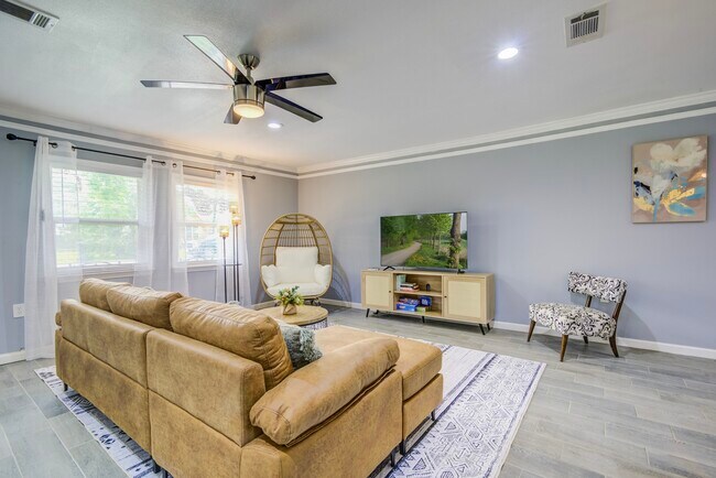 Building Photo - 541 Circle Dr