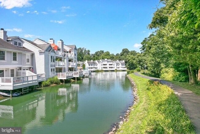 Building Photo - 3395 Lakeside View Dr