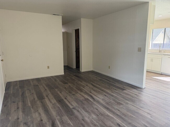 Building Photo - Remodeled 3 bedroom 2 bath house in Citrus Heights HUGE YARD