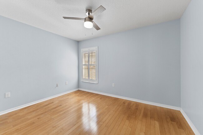 Building Photo - Absolutely stunning executive (LARGE) 3 BR / 2 BA / 2 Car Garage home in the highly sought after ...