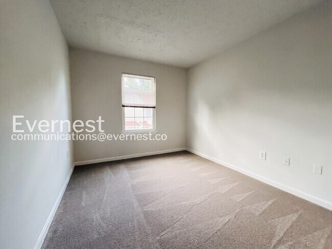 Building Photo - 3 Bed/2.5 Bath Townhome with Fenced Yard / Available Soon!