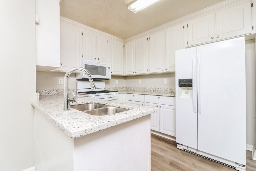 Building Photo - 2446 Letha Ln
