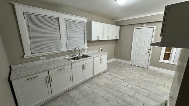 Building Photo - 919 N Willett St