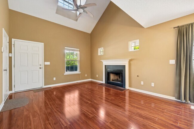 Building Photo - *Applications Pending* Available Now! 3-be...