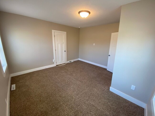 Building Photo - 4 Bedroom Home just 3 minutes from downtown!