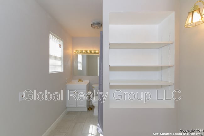 Building Photo - 202 Ivy Ln