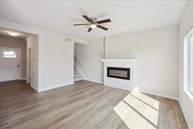 Building Photo - Beautiful! 3 bedroom 3 bathroom Single-Family Home in Urbandale, IA