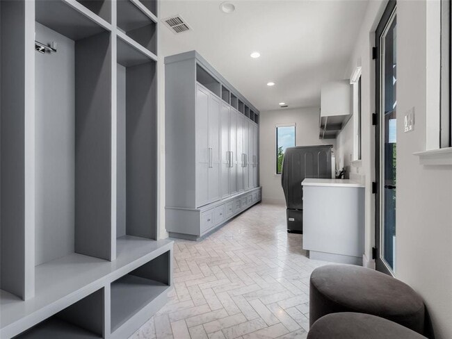 Building Photo - 505 Mission Bell Cv