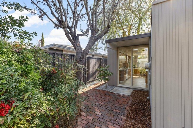 Building Photo - 729 Stendhal Ln