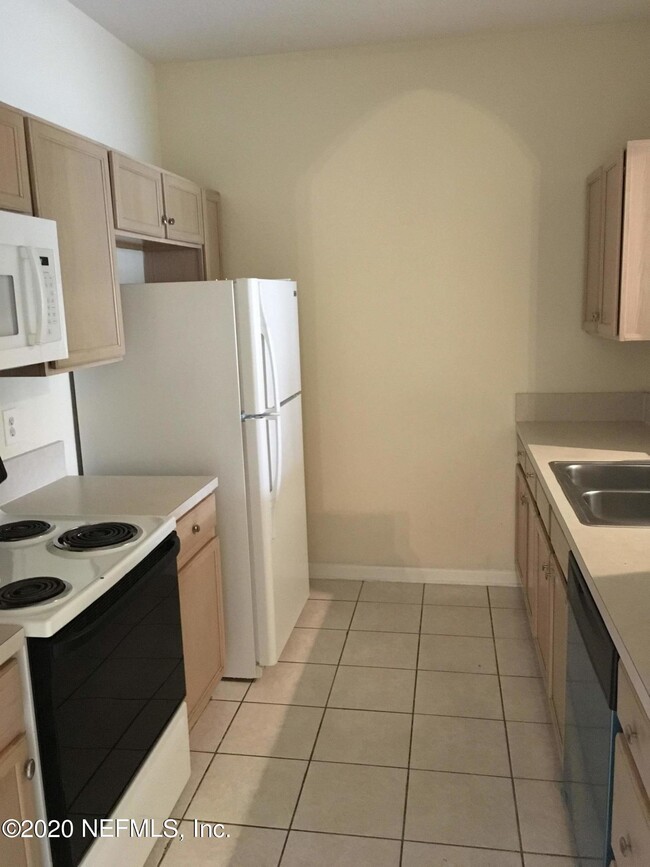 Building Photo - 10550 Baymeadows Rd