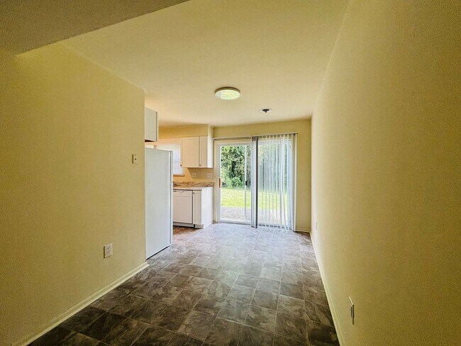 Building Photo - 2 Bedroom, 1.5 Bath Townhouse