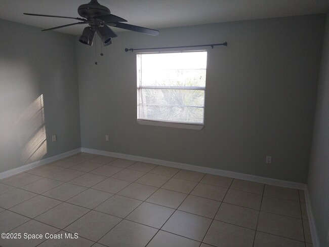 Building Photo - 1020 Pine Tree Dr