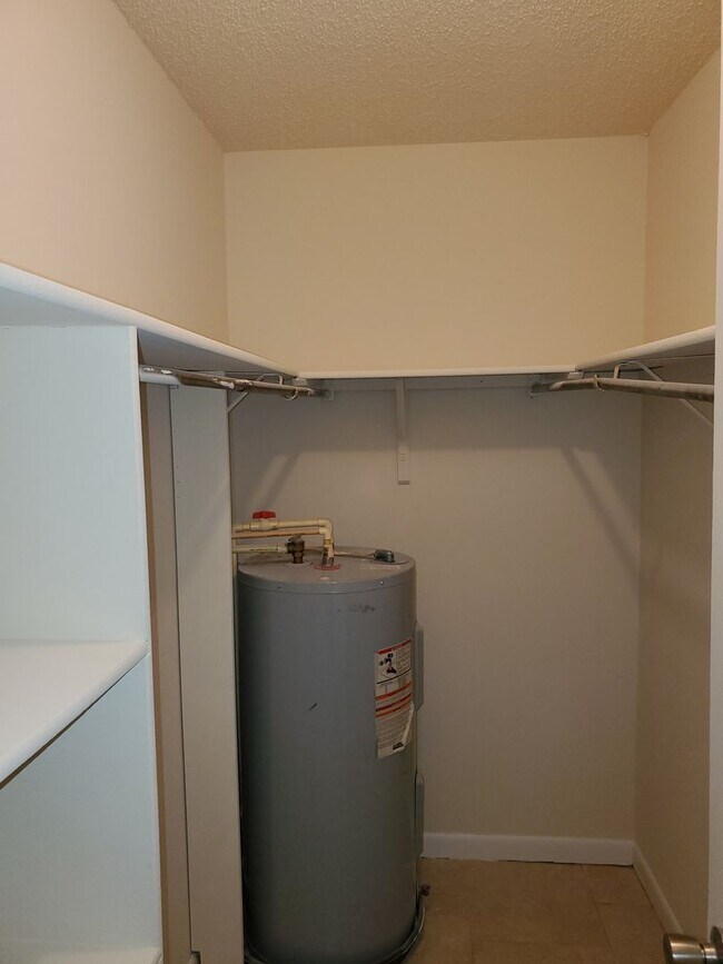 Building Photo - One Bedroom Apartment