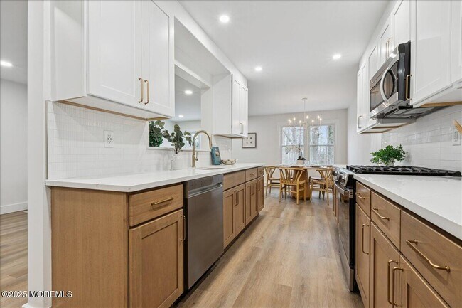 Building Photo - 18 Oak Knl Dr