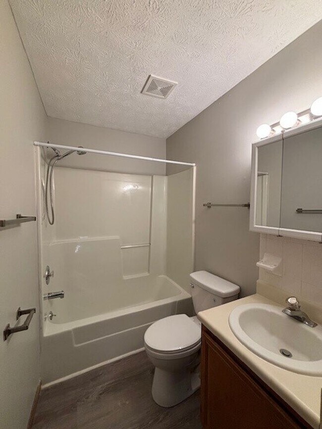 Building Photo - Spacious 2-Bedroom Living in a Quiet Community!