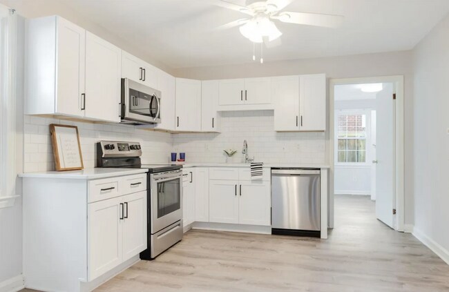 Building Photo - Cozy 3/2 Updated Home in Greenville Available Now!