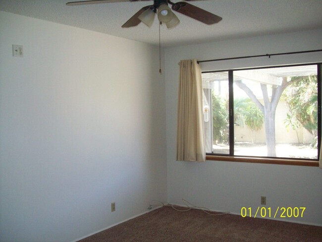 Building Photo - 3 BEDROOM, 1 BATH ON TREE LINED STREET