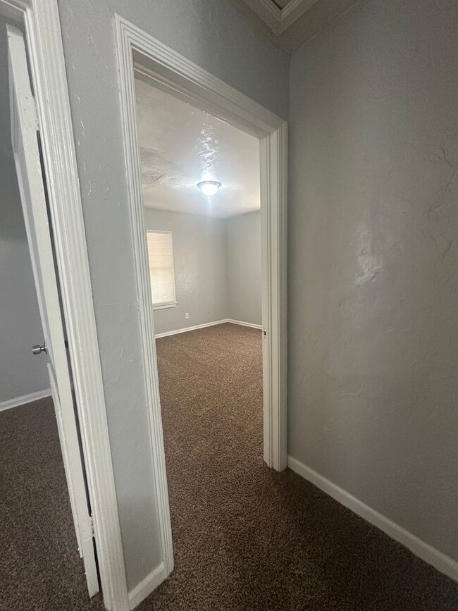 Building Photo - 2 Bed, 1 Bath, 1 Car Garage