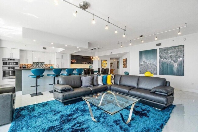 Building Photo - 2640 Lake Shore Dr