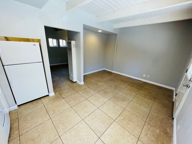 Building Photo - Pet friendly 1 bedroom unit with washer/dr...