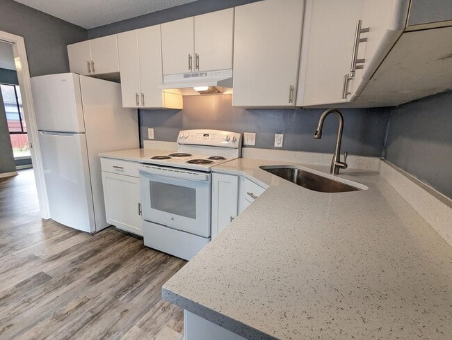 Building Photo - Private Fenced Yard + 3BR Townhome – Great Location!