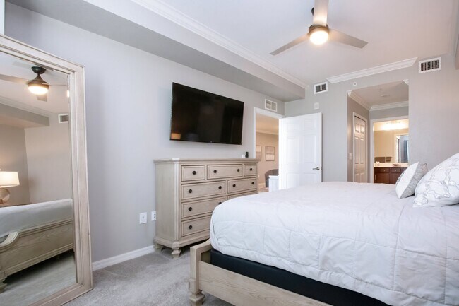 Building Photo - Like new 2BR, 2BA garage condo-Lakewood National