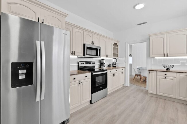 Building Photo - 704 NE 2nd St