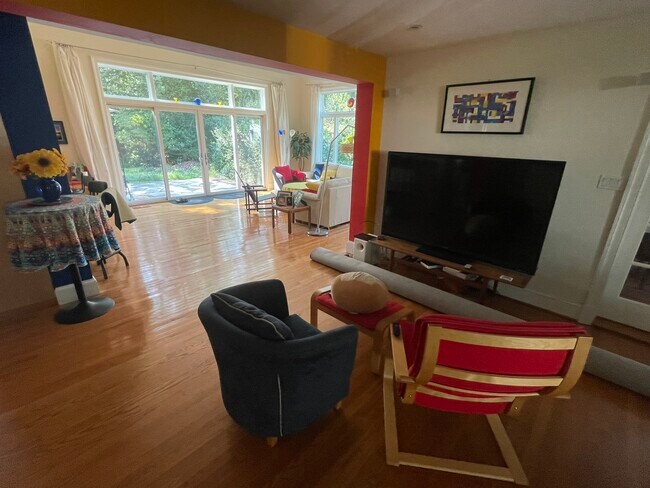 Building Photo - 2354 King Pl NW