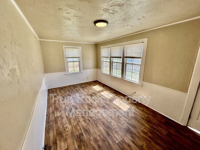 Building Photo - 631 W 19th