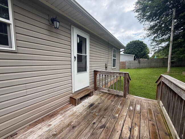 Building Photo - Newly Updated 2-Bedroom Apartment in Sparta with Lawn Care Included