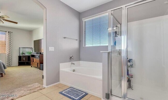 Building Photo - 5 Bedroom, 3 Bath Home in Secluded Neighbo...