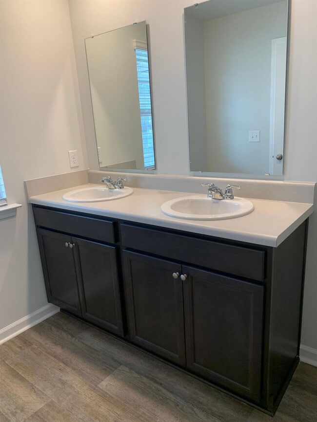 Building Photo - 235 Spencer Cir