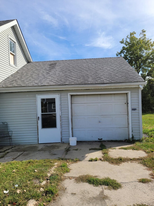 Building Photo - 14001 Lamon Ave