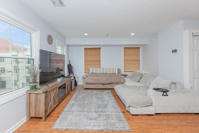 Building Photo - 354 3rd St