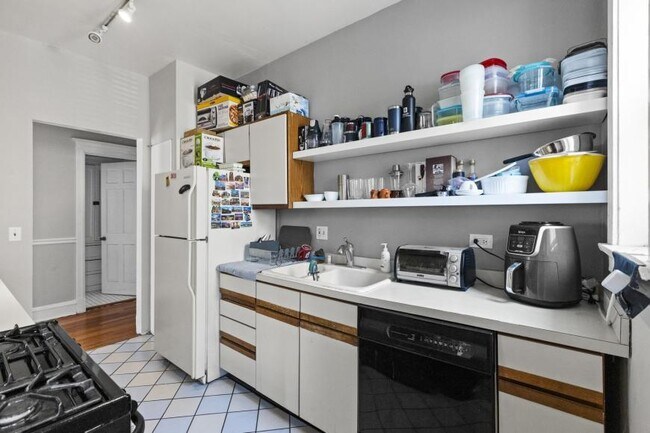 Building Photo - 2 bedroom in Chicago IL 60657