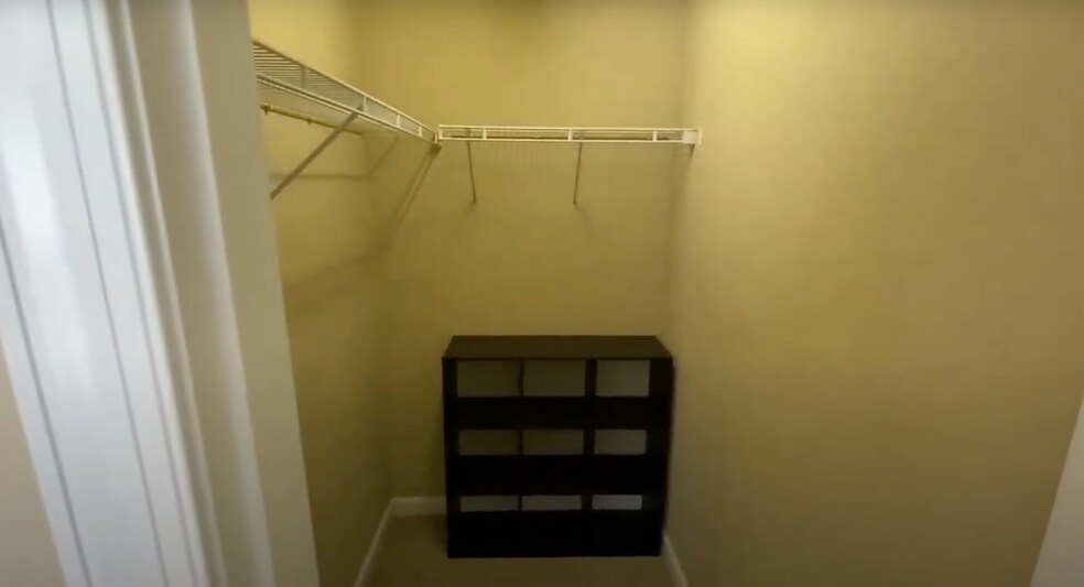 Building Photo - Room in Condo on Morreene Rd