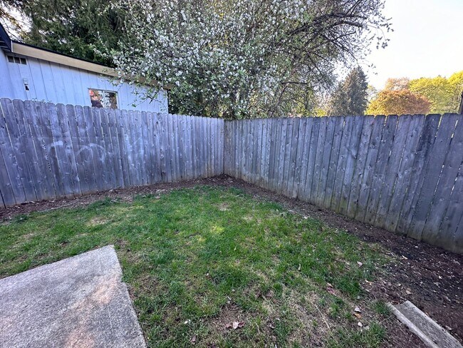 Building Photo - Charming 2 bdrm, 1 bath in Maplewood Neigh...