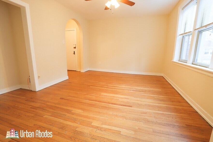 Building Photo - 544 W Surf St