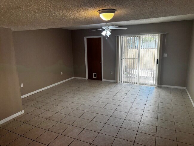 Building Photo - "Charming 2-Bedroom Townhouse in Fort Walton Beach!"
