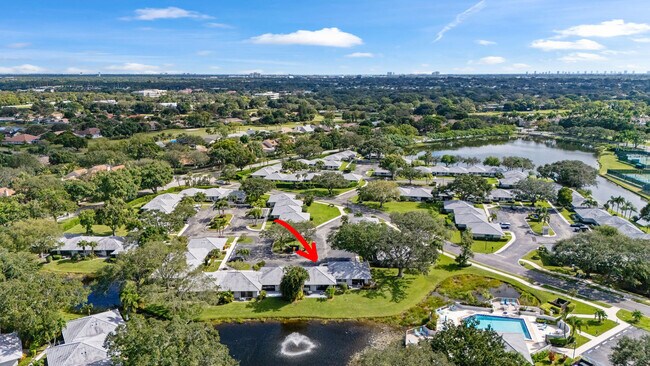 Building Photo - 206 Club Dr