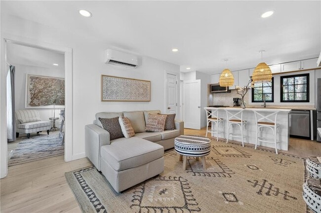 Building Photo - 1812 Wellbourne Dr NE