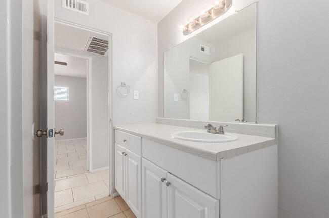 Building Photo - 2124 W Turney Ave