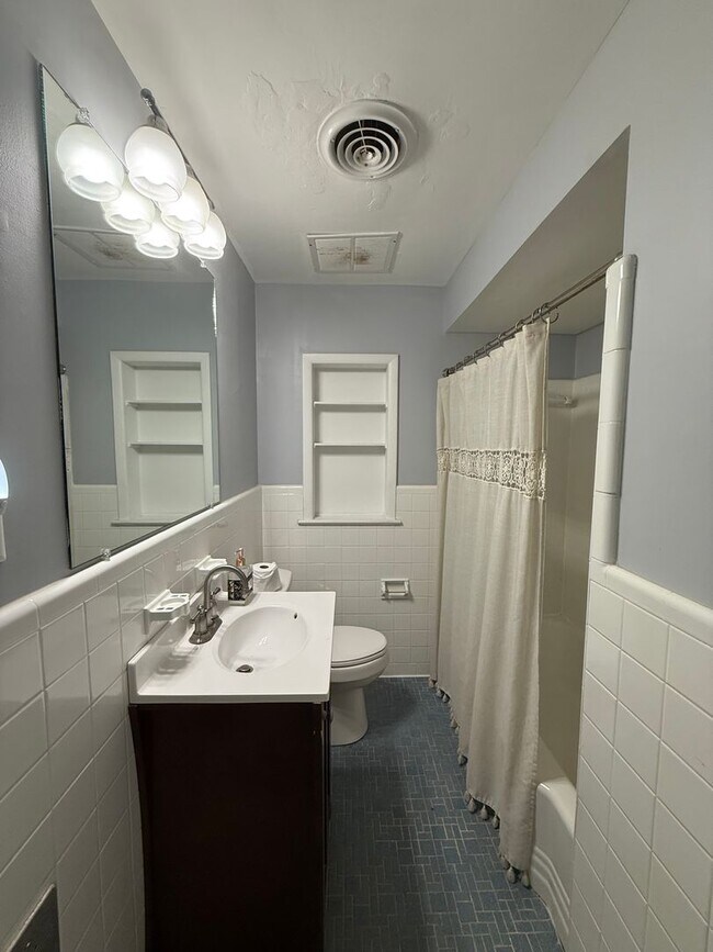 Building Photo - Spacious Updated Ranch in West Oak Forest